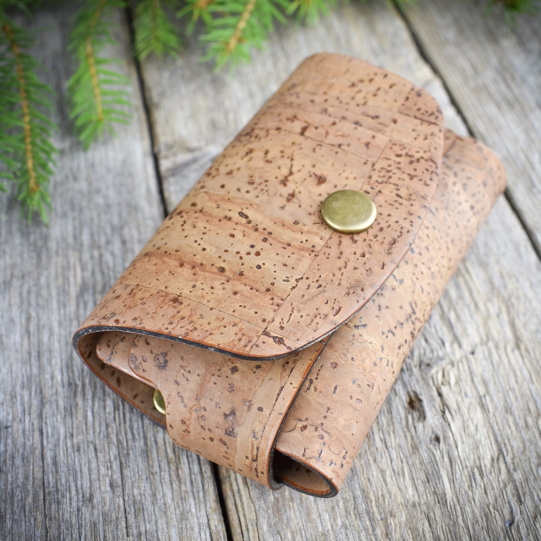 Korttikotelo ruskea valmistettu Suomessa käsityönä korkista