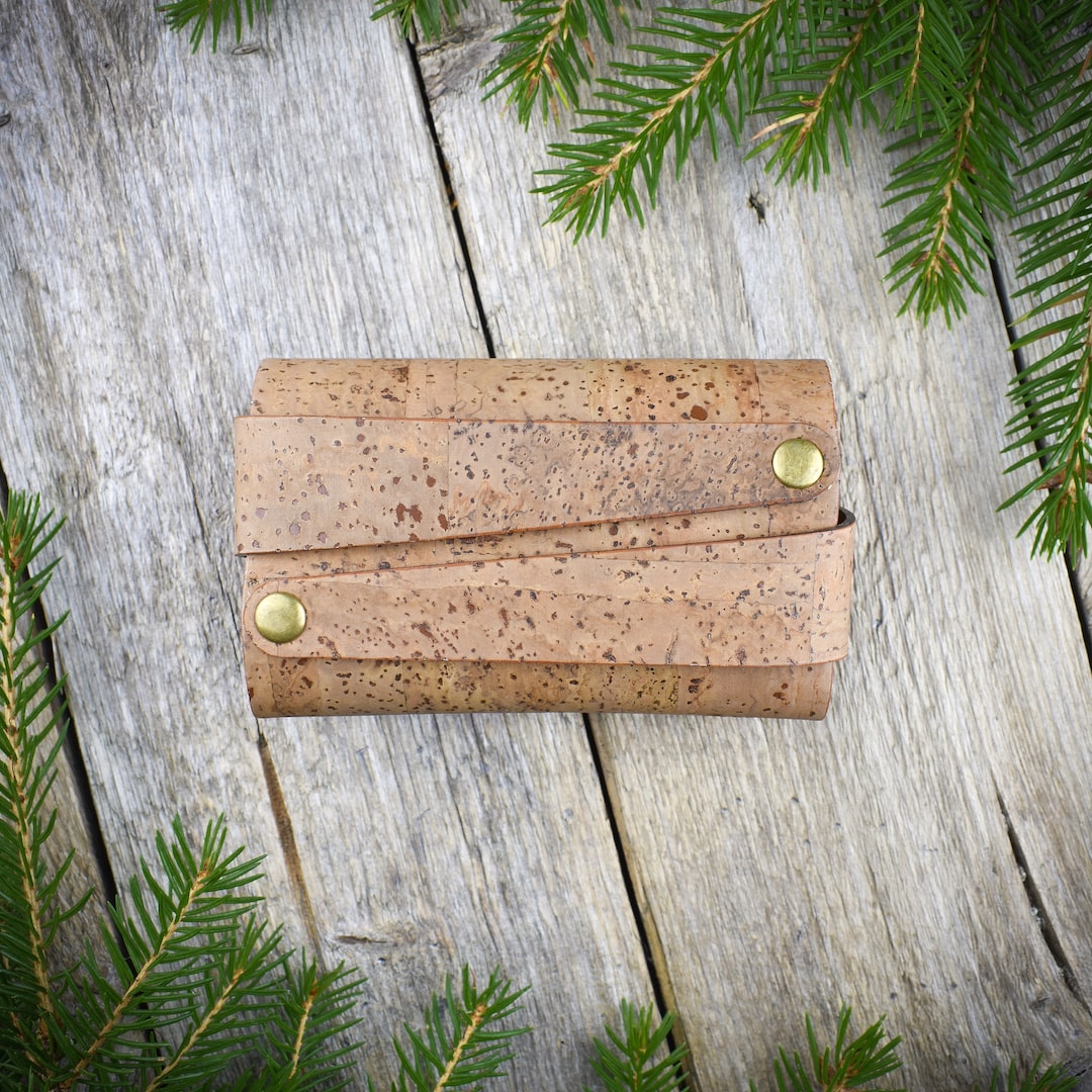 Korttikotelo ruskea valmistettu Suomessa käsityönä korkista