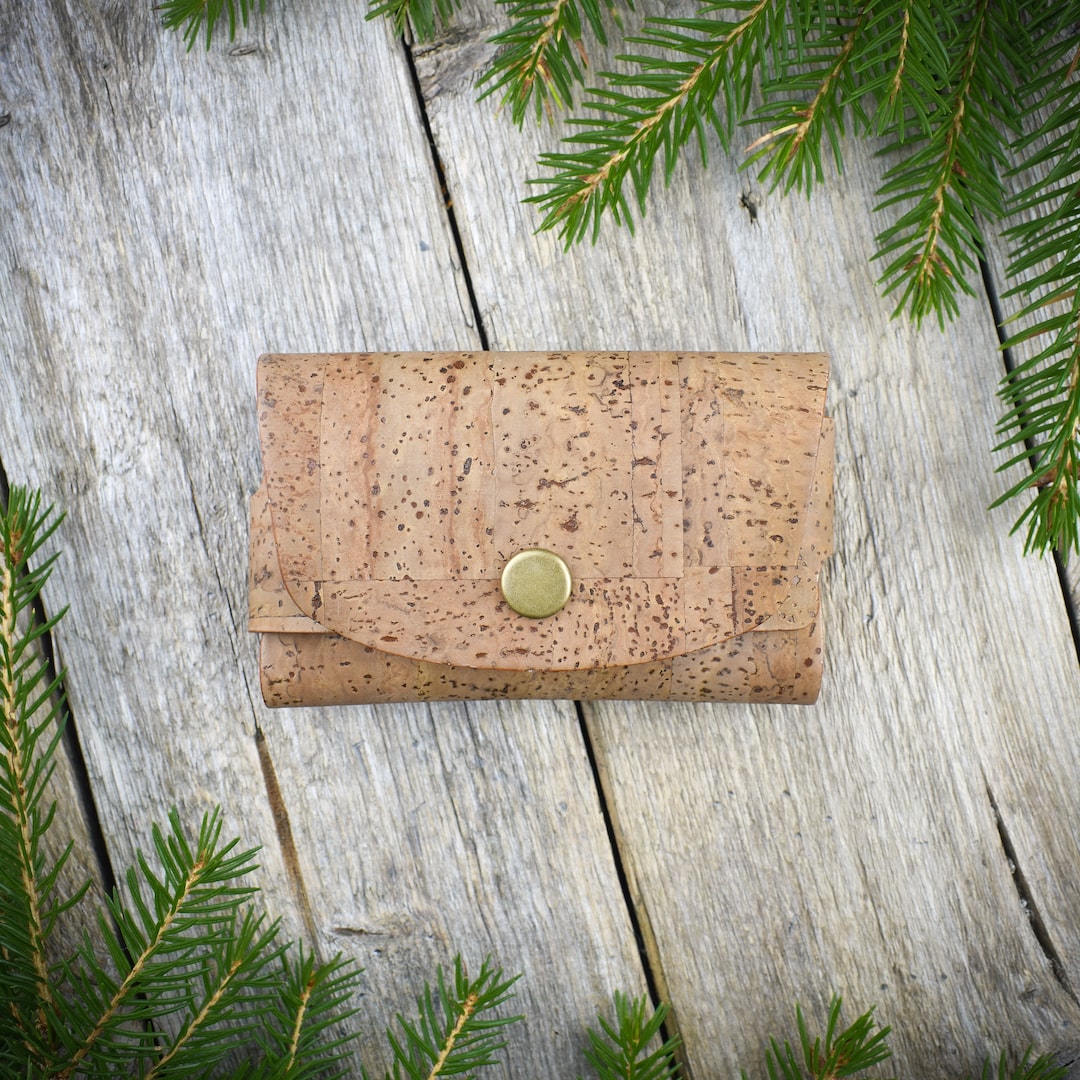 Korttikotelo ruskea valmistettu Suomessa käsityönä korkista