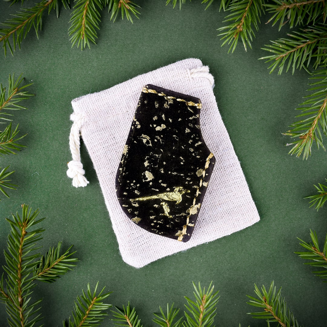 Kirjanmerkki mustakulta valmistettu käsityönä Suomessa