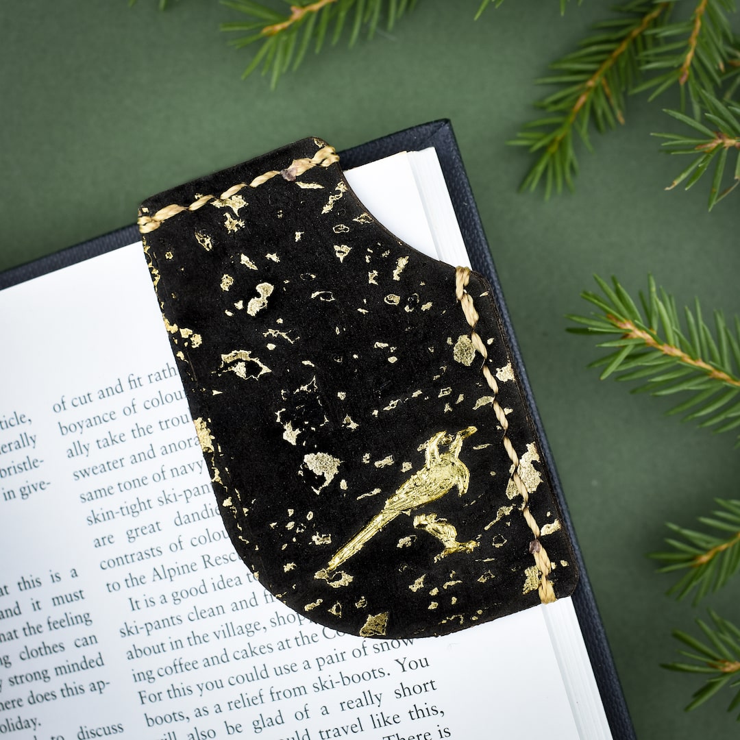 Kirjanmerkki mustakulta valmistettu käsityönä Suomessa