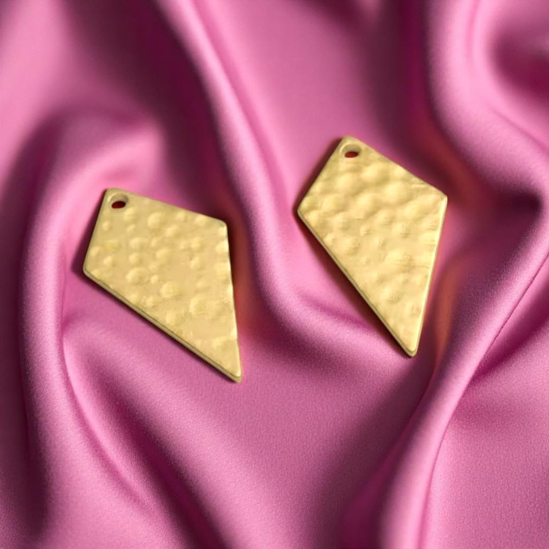 Korvakorut valmistettu Suomessa taottu messinkinen osa