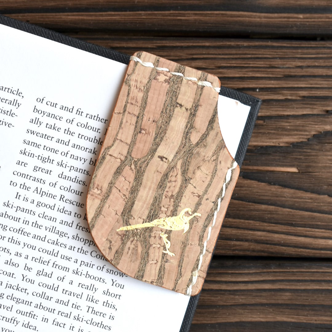 Kirjanmerkki raidallinen valmistettu käsityönä Suomessa