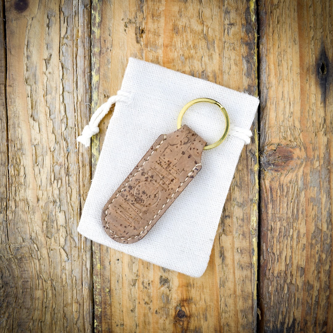 Avaimenperä vaaleanruskea valmistettu käsityönä Suomessa