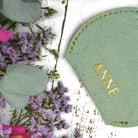 Avaimenperä kukkaro nimikointi valmistettu käsityönä Suomessa