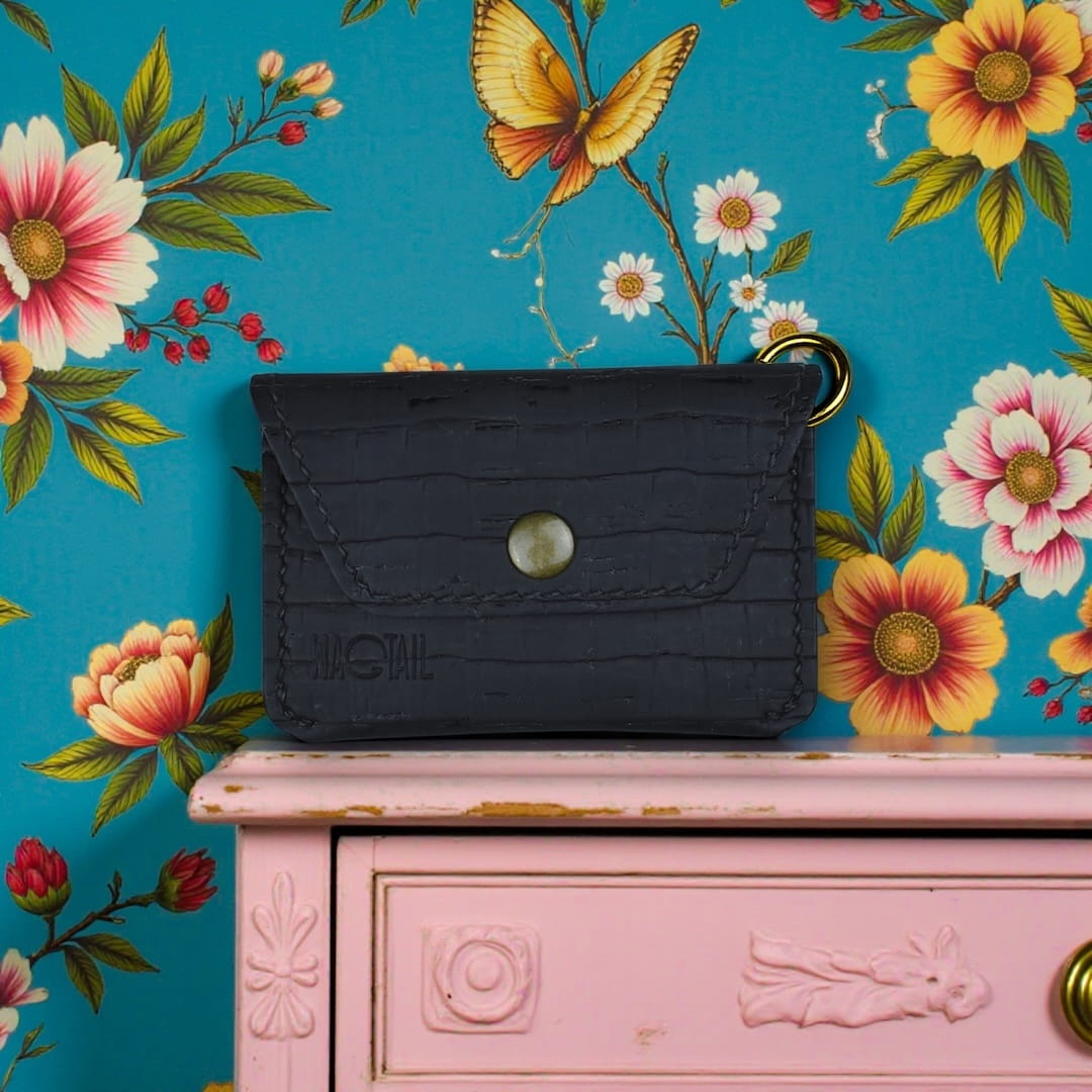 Kukkaro musta valmistettu Suomessa käsityönä korkista