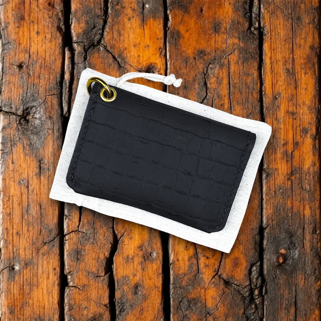 Kukkaro musta valmistettu Suomessa käsityönä korkista