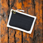 Kukkaro musta valmistettu Suomessa käsityönä korkista