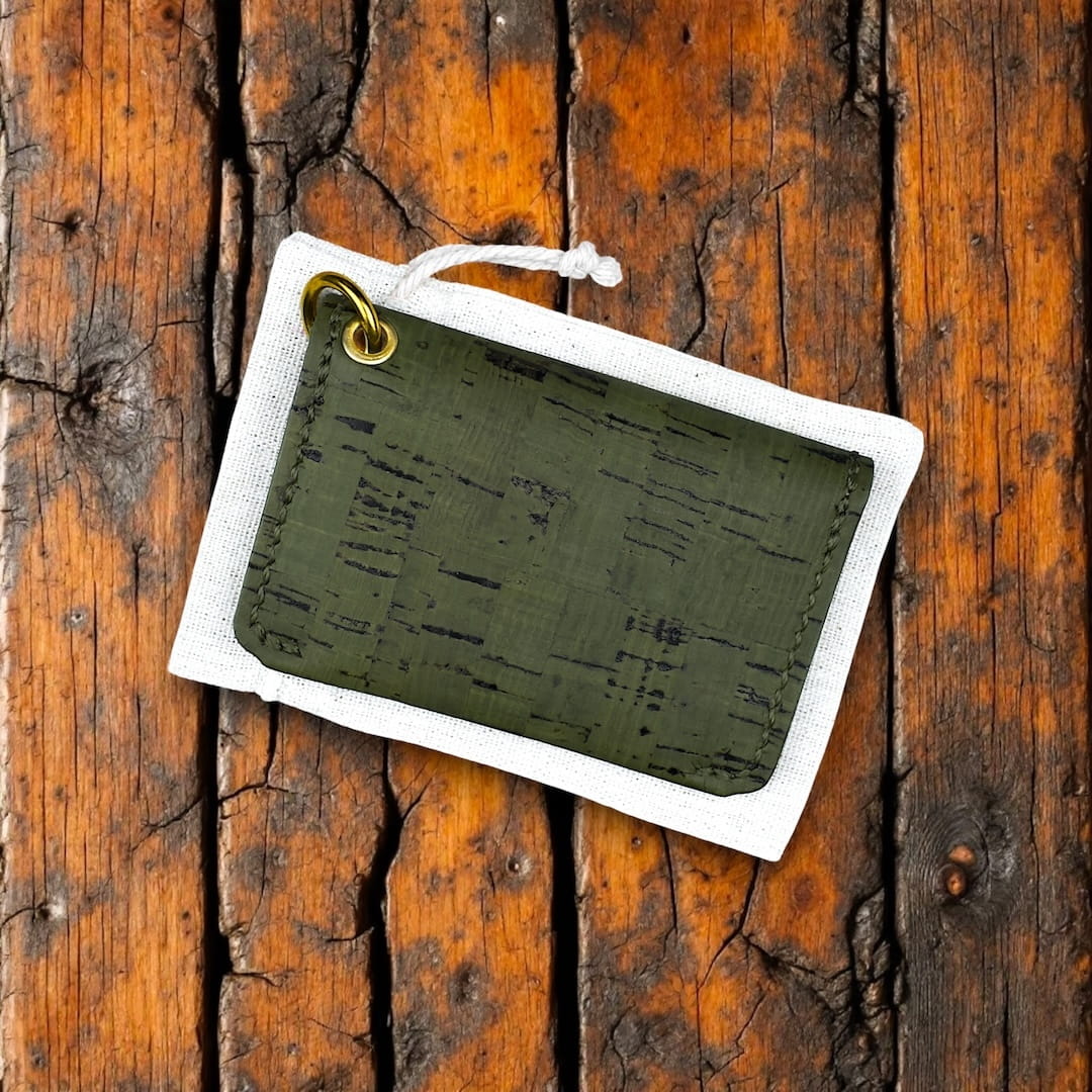 Kukkaro vihreä valmistettu Suomessa käsityönä korkista